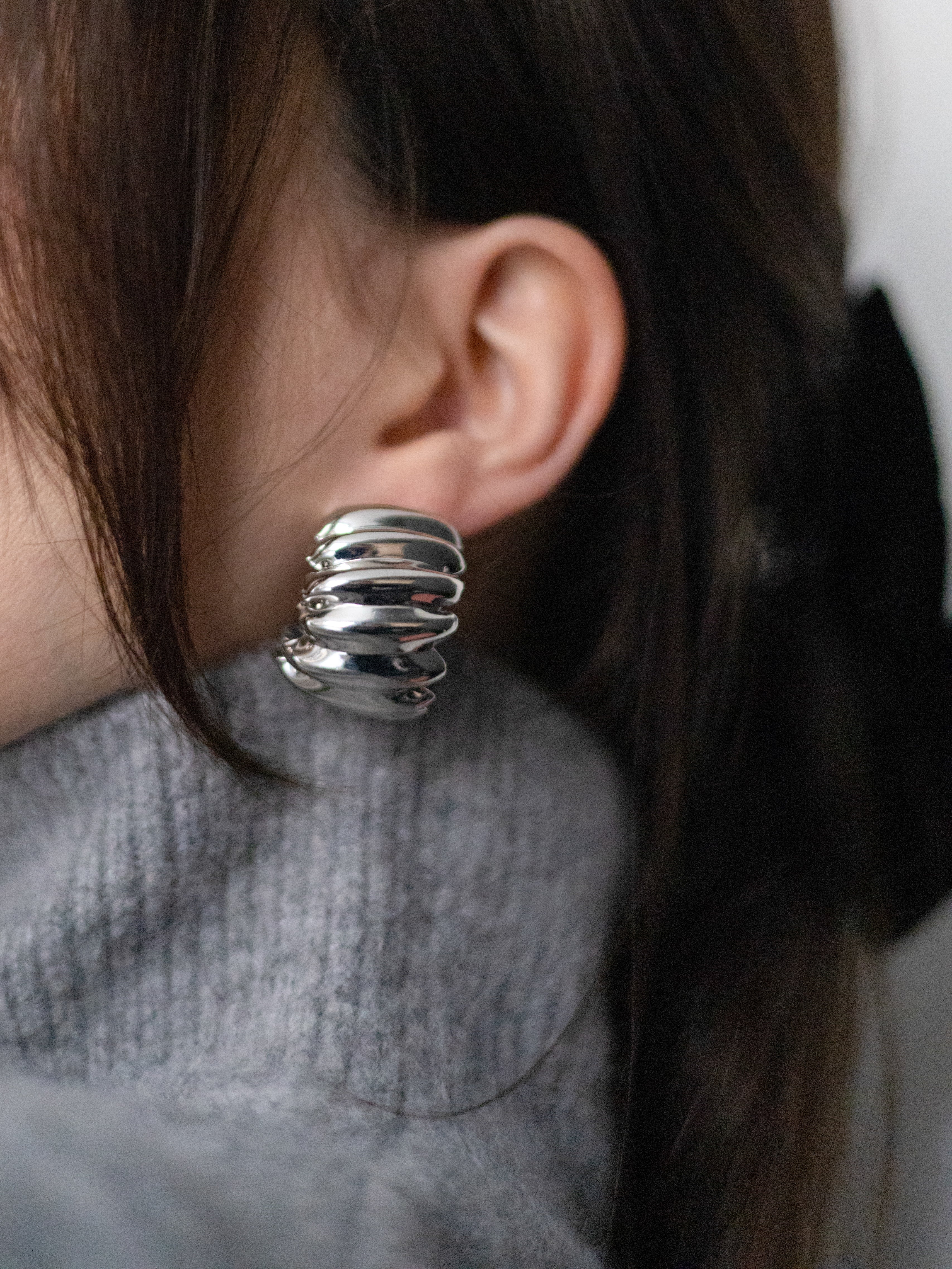 Boucles d'oreilles créoles sculptées finition argentée - Assia
