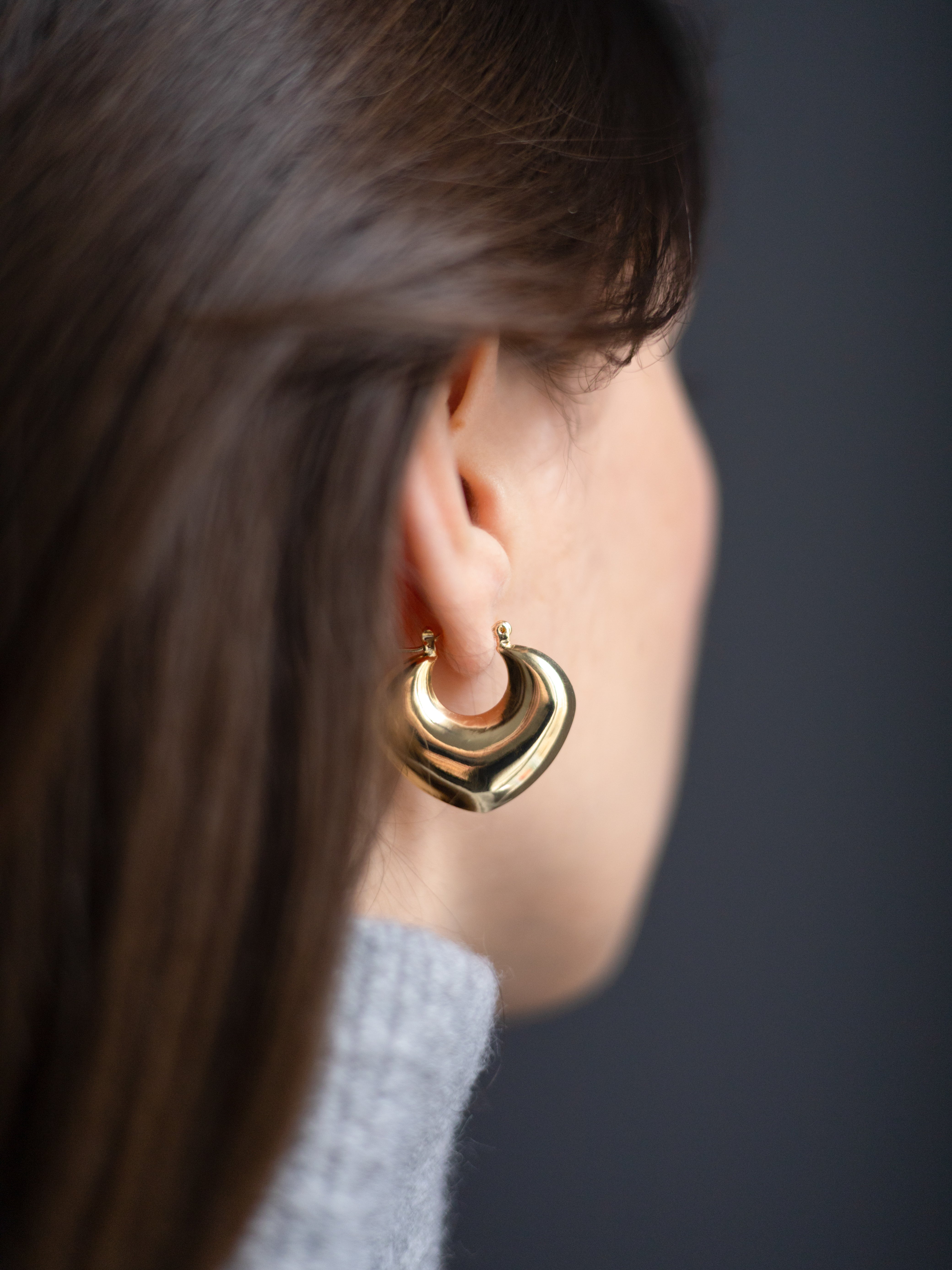 Boucles d’oreilles créoles sculptées – Olivia