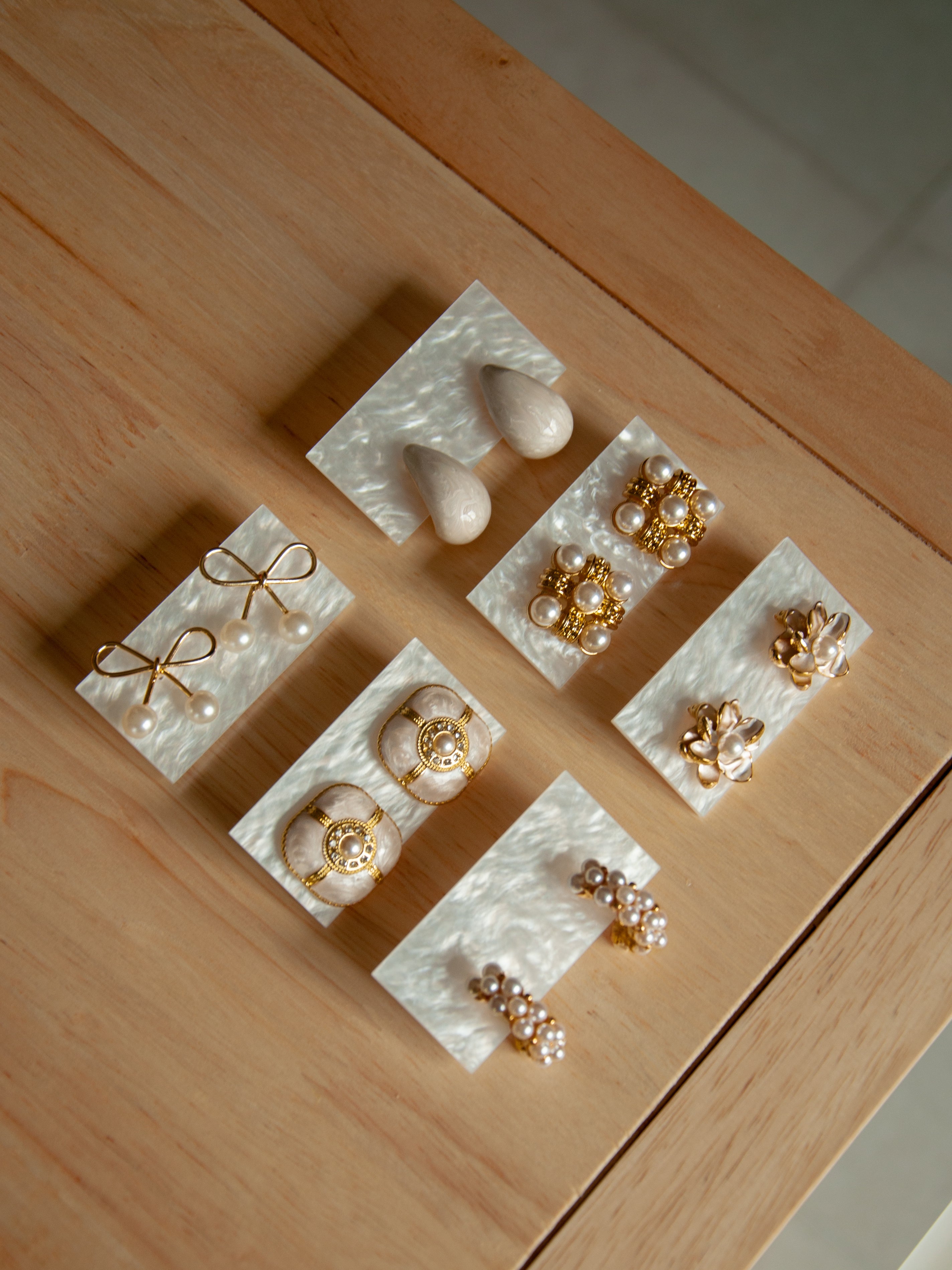 Boucles d'oreilles fleur émaillée et perle - Flora