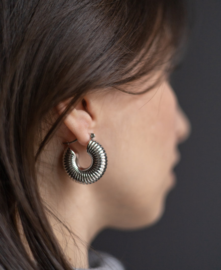 Boucles d’oreilles créoles texturées – Sienna