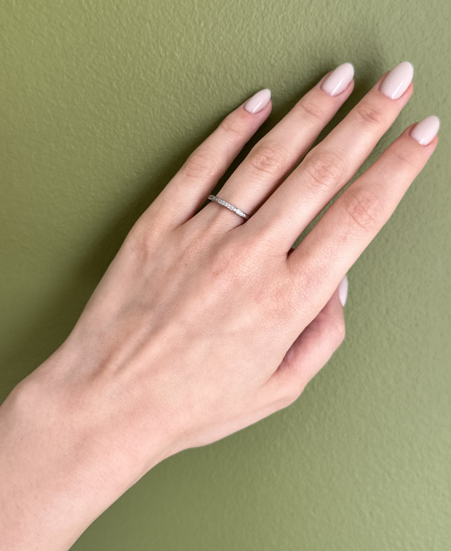 Bague fine pavée en acier inoxydable - Nina