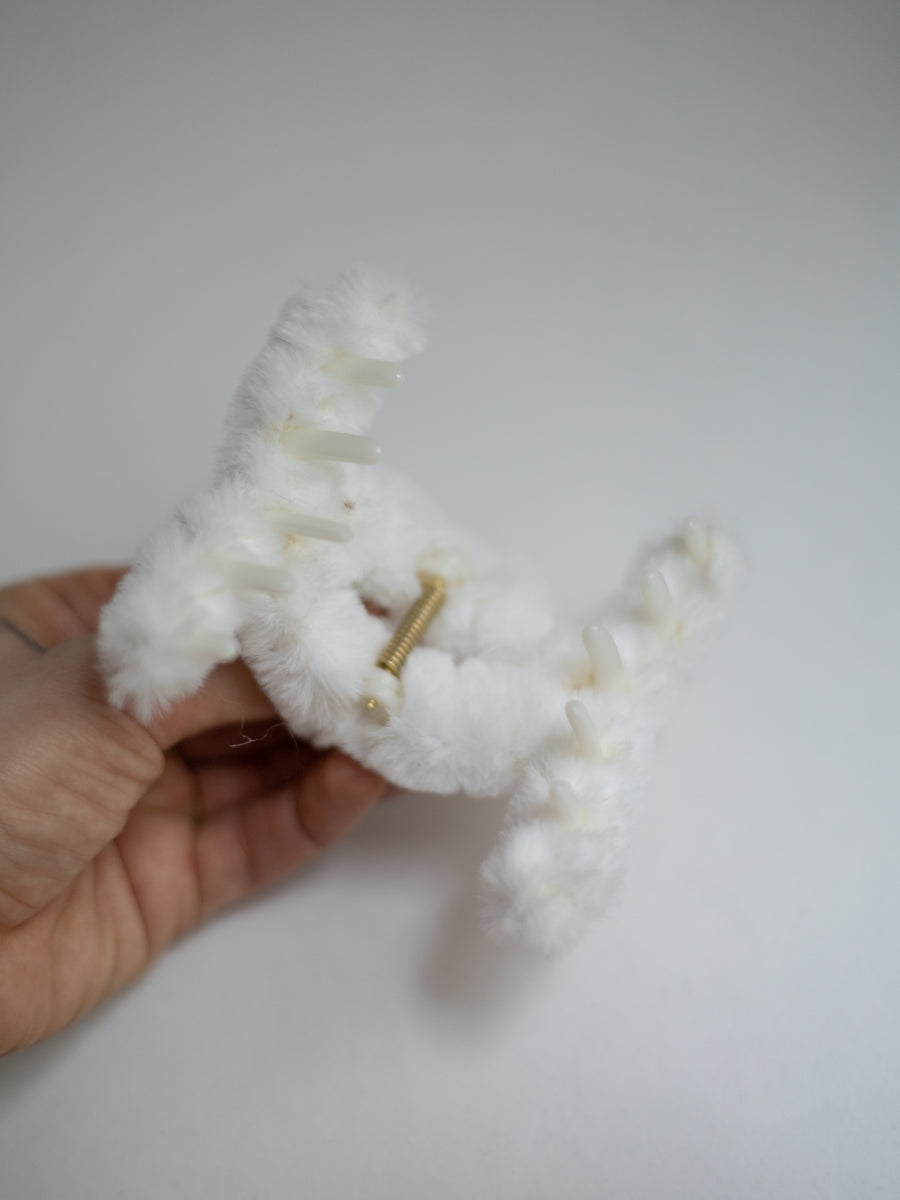 Pince à cheveux en fourrure blanche