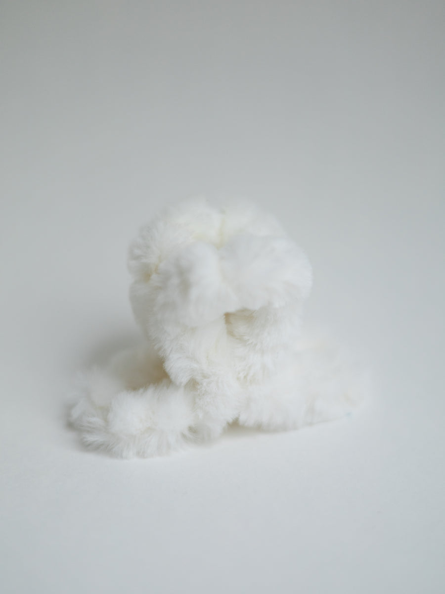 Pince à cheveux en fourrure blanche