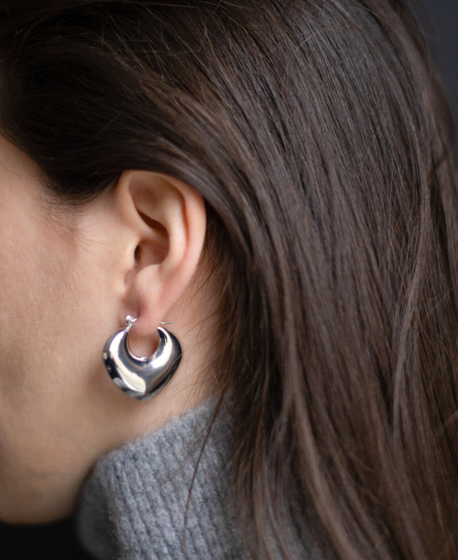 Boucles d’oreilles créoles sculptées – Olivia