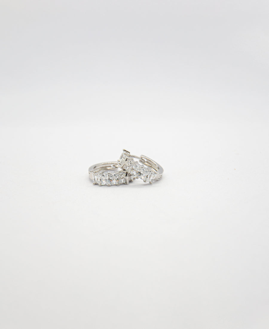 Boucles d'oreilles Céline argentées avec pierres baguettes étincelantes