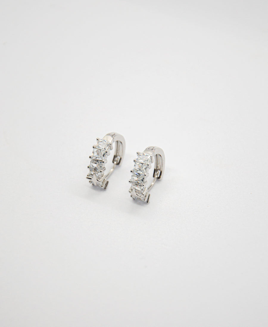 Boucles d'oreilles Céline argentées avec pierres baguettes étincelantes