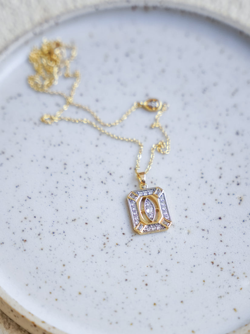Collier Clémence carré doré en acier inoxydable avec zircons