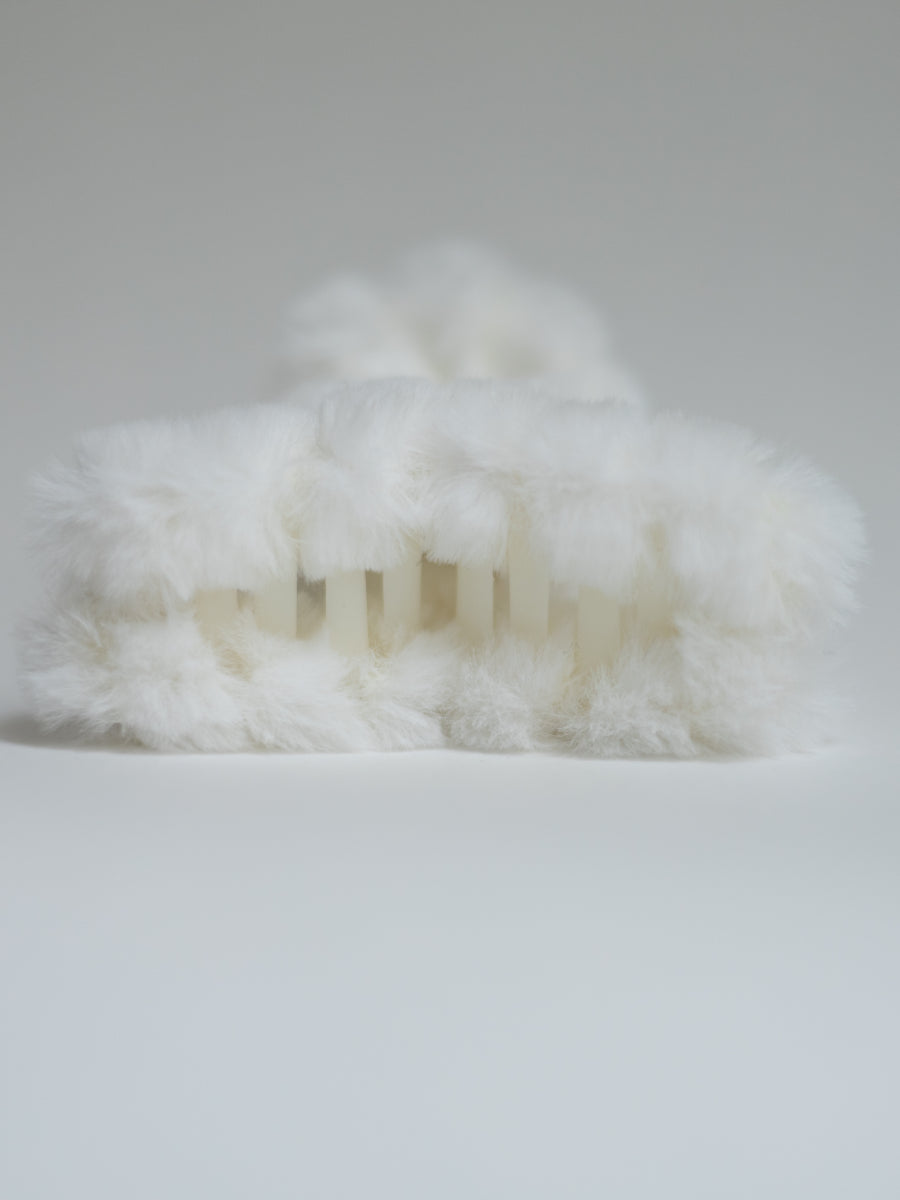 Pince à cheveux en fourrure blanche