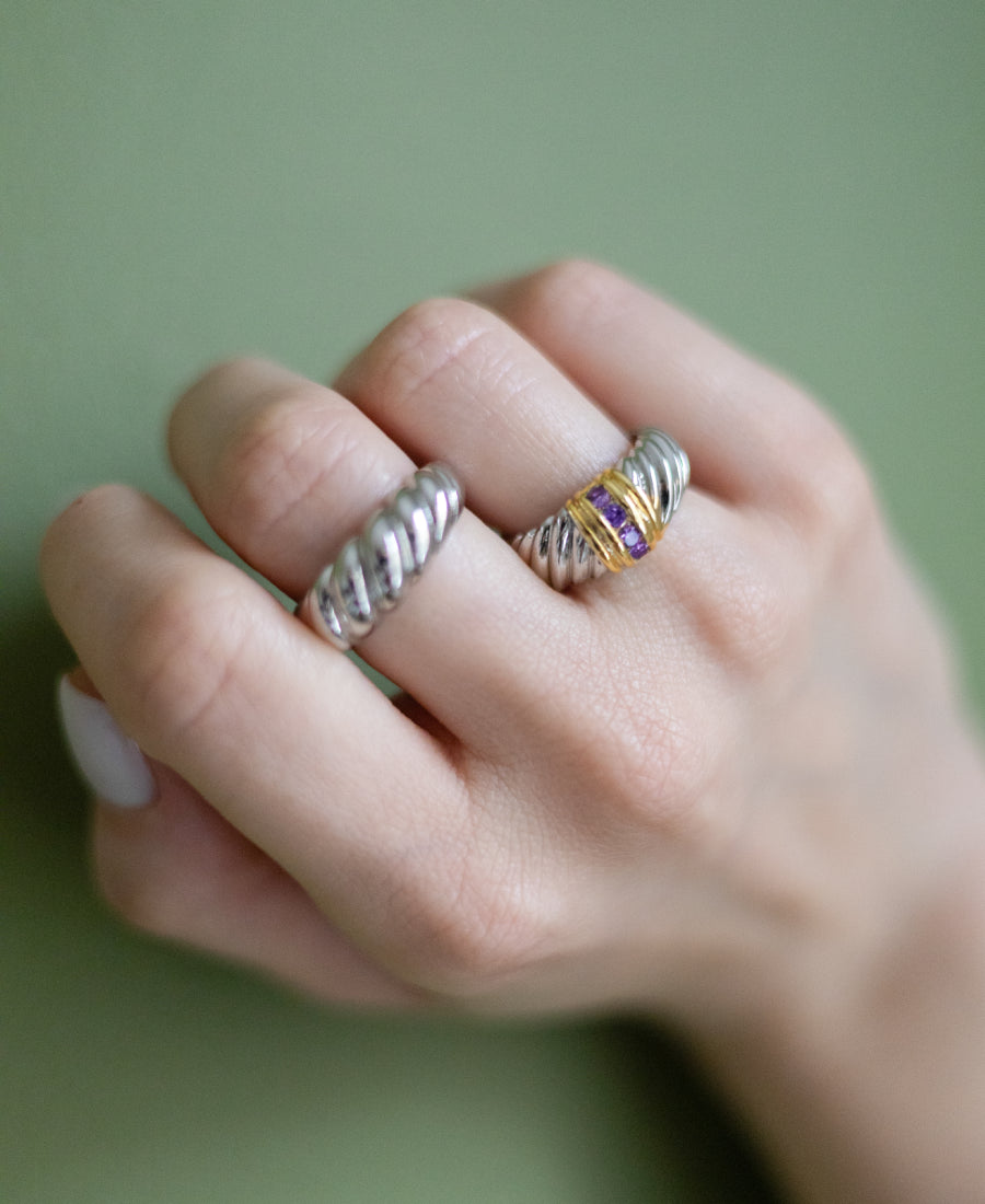 Bague argentée torsadée avec pierres violettes - Sasha