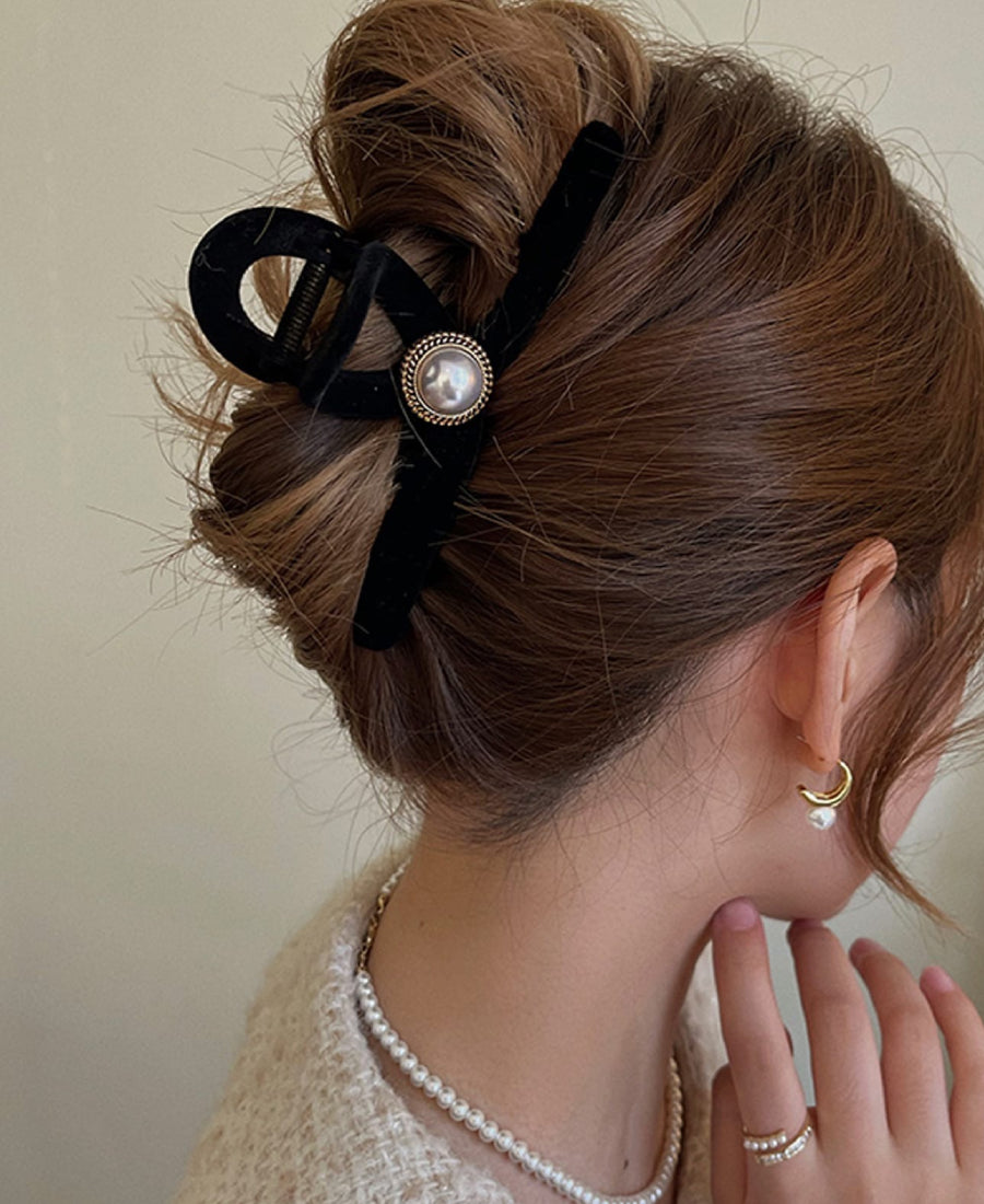 Pince à cheveux en velours noir avec perle – Élégance rétro