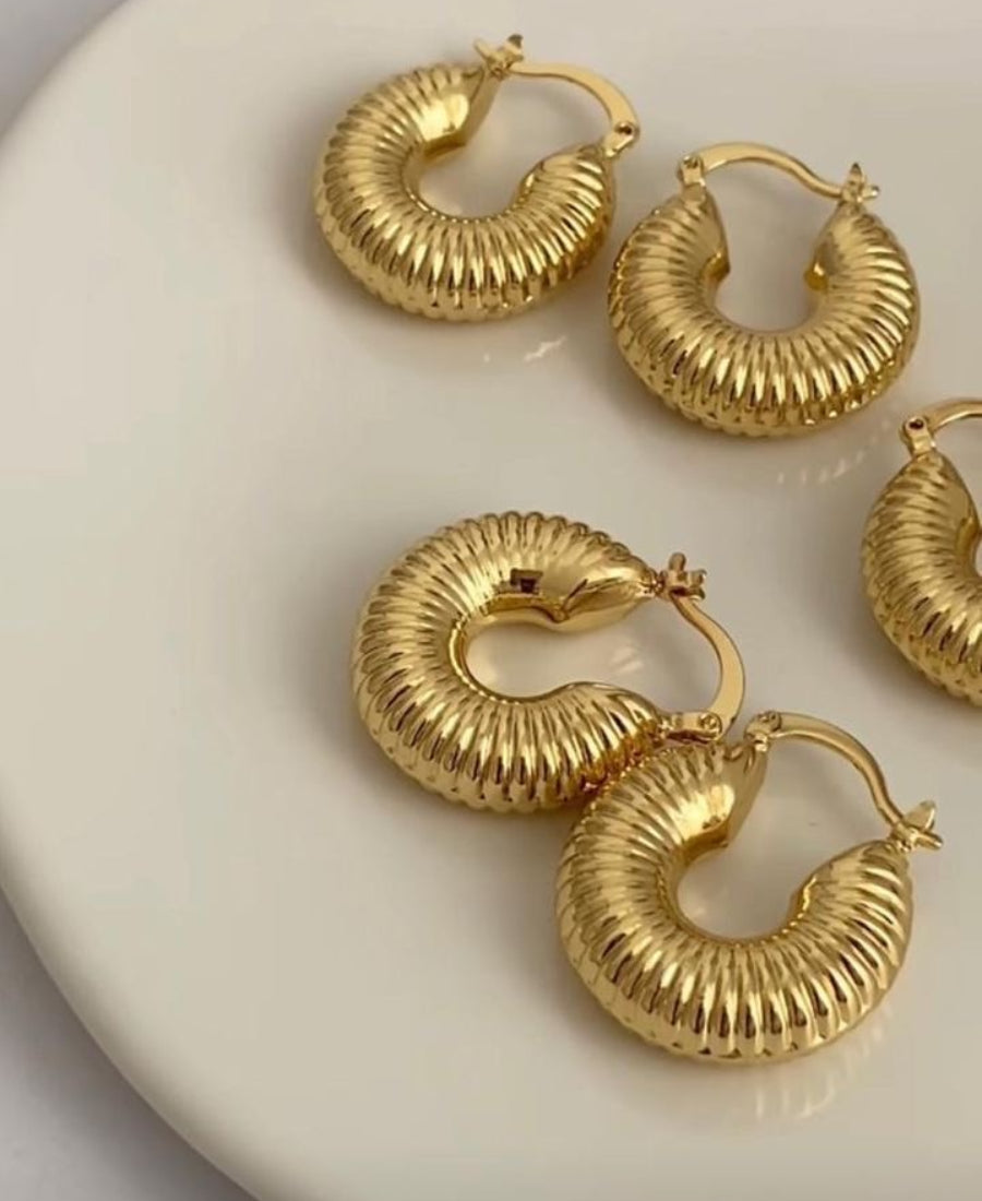 Boucles d’oreilles créoles texturées – Sienna
