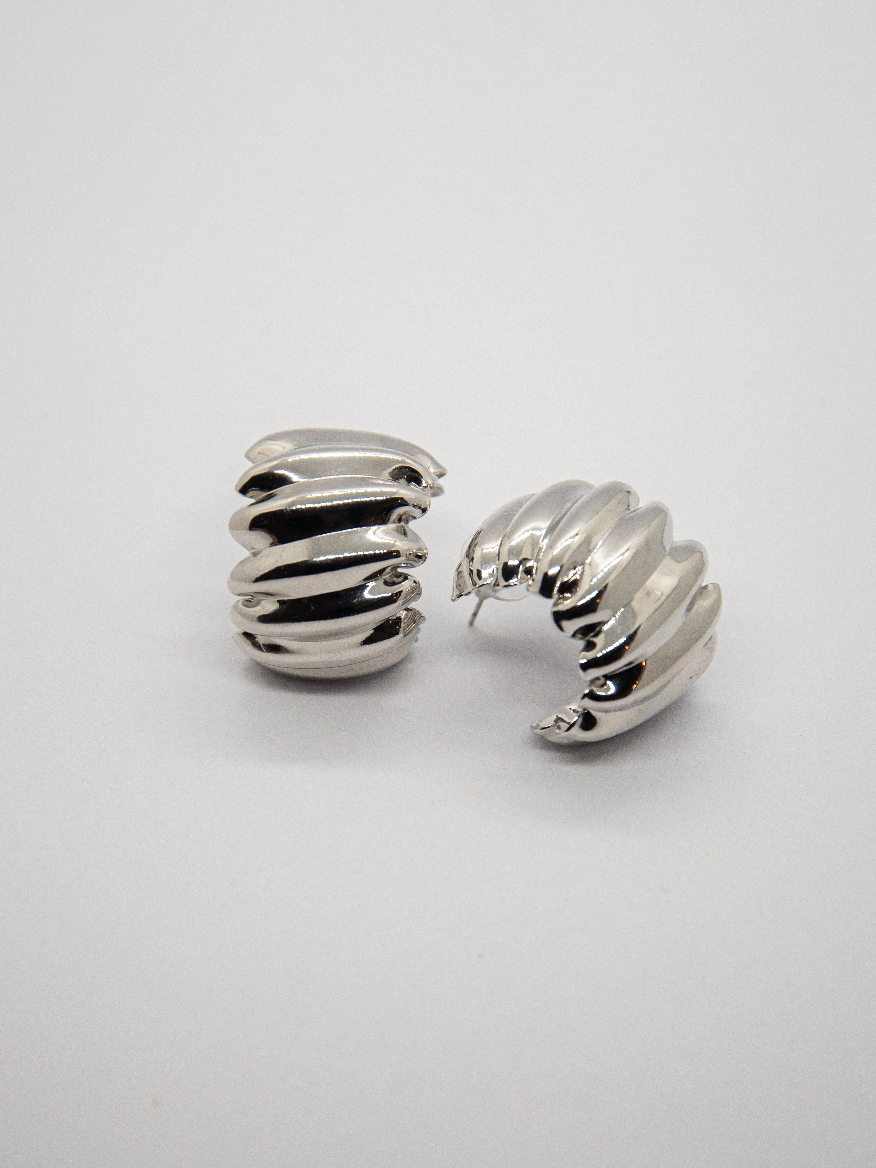 Boucles d'oreilles créoles sculptées finition argentée - Assia