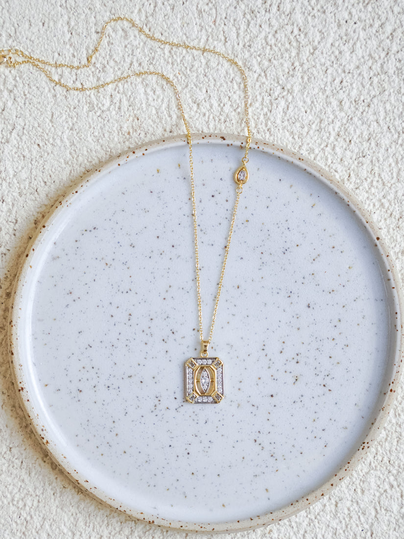 Collier Clémence carré doré en acier inoxydable avec zircons