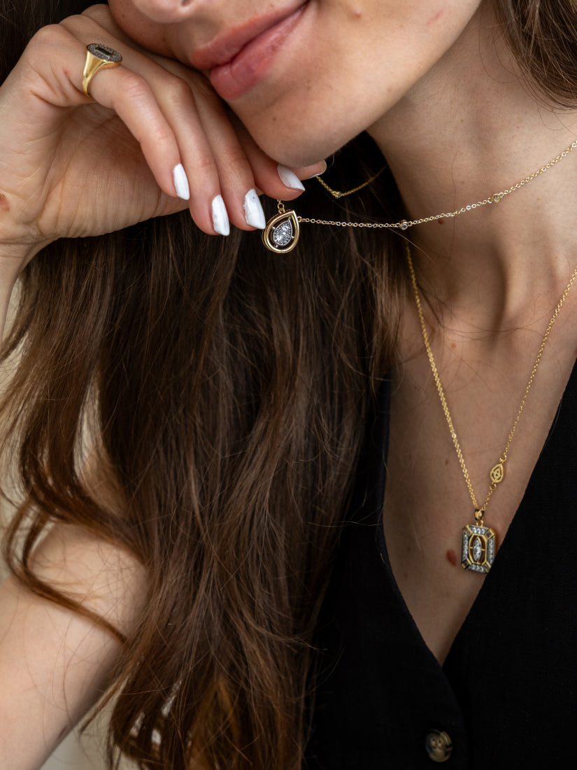 Collier Clémence en forme de goutte - acier inoxydable doré et zircons brillants
