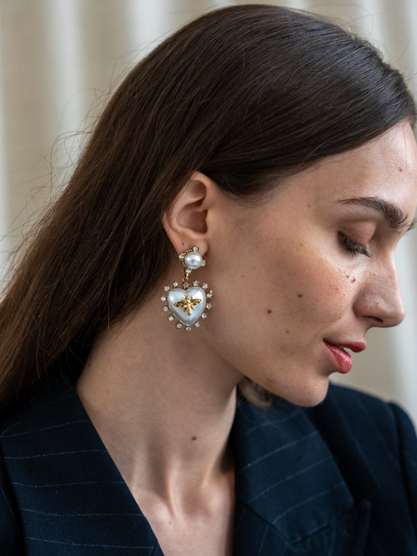 Boucles d’oreilles Polène – Cœur perlé et abeille dorée