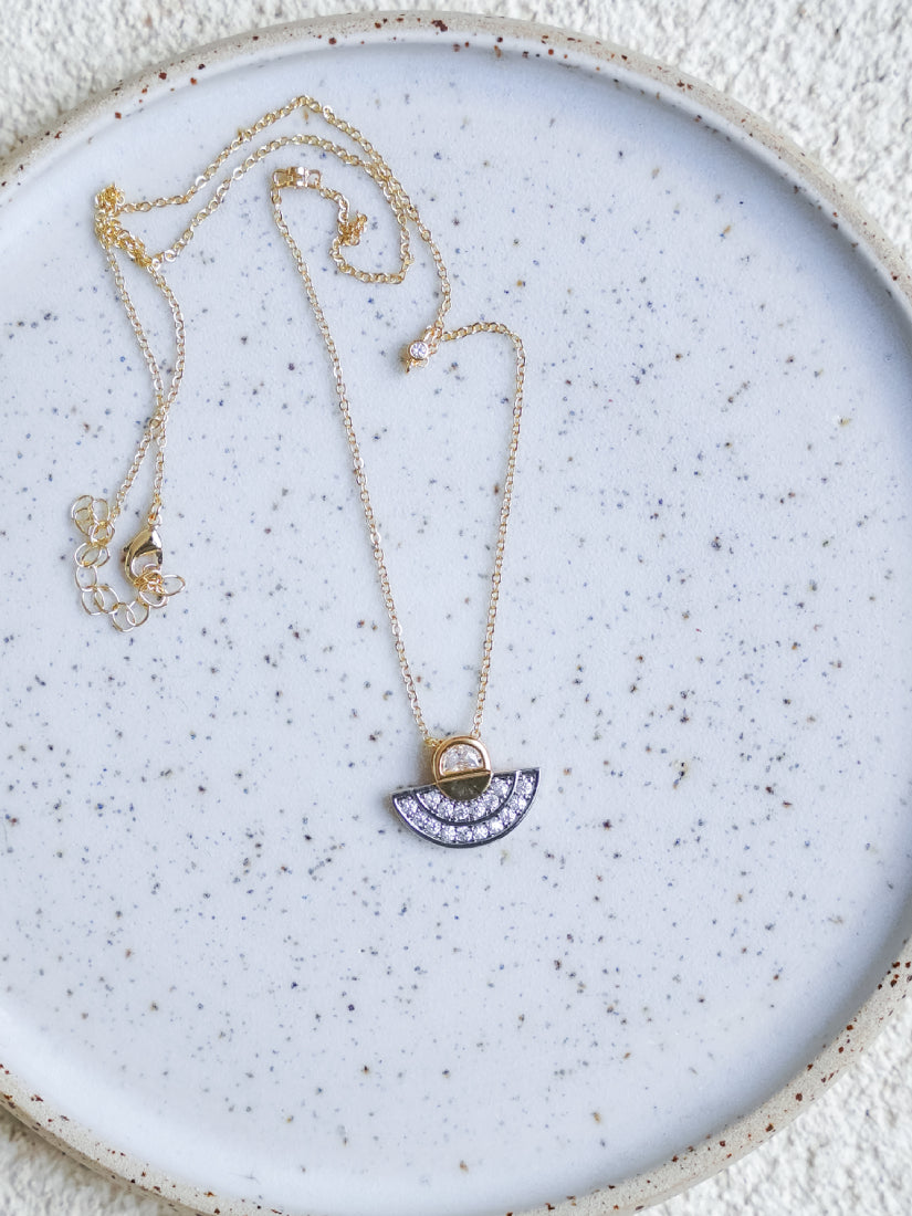 Collier Diane demi-lune doré en acier inoxydable et zirconiums