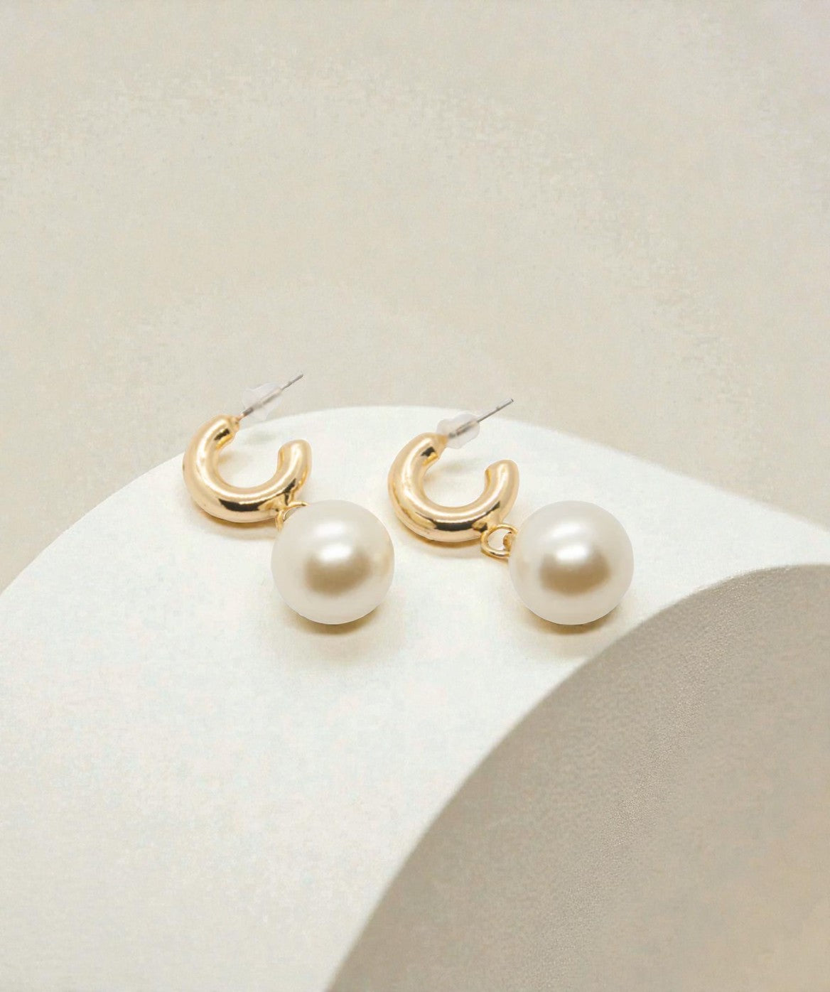 Golden pearl earrings – Lily